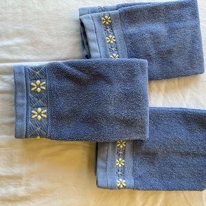 Textyles Set of 3 cornflower blue fingertip towels w daisy trim